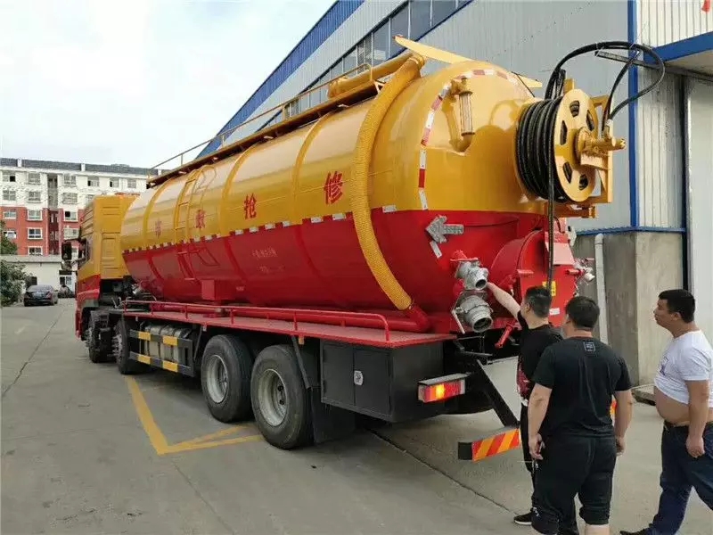 Dongfeng Tianlong dianteiro-quatro traseiro-oito 28 toneladas veículo de limpeza e sucção de esgoto dois conjuntos de veículos
