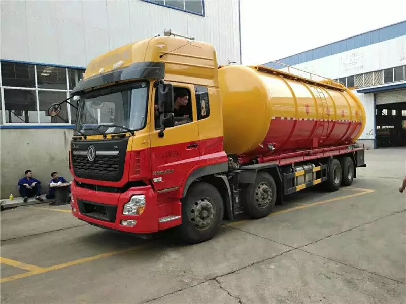 Dongfeng Tianlong dianteiro-quatro traseiro-oito 28 toneladas veículo de limpeza e sucção de esgoto dois conjuntos de veículos