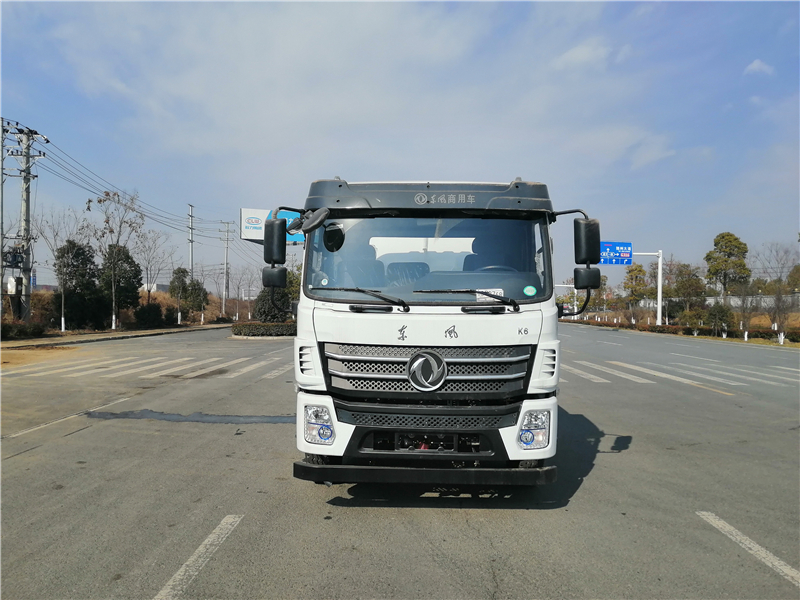 Caminhão de espalhamento de água Dongfeng montado na parte inferior D17 eixo traseiro duplo eixos 20 metros cúbicos caminhão de irrigação