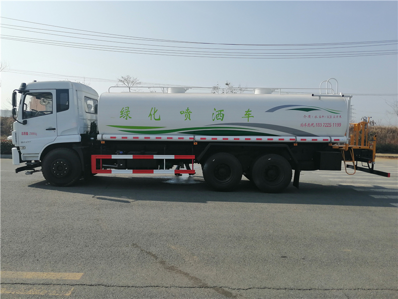 Caminhão de espalhamento de água Dongfeng montado na parte inferior D17 eixo traseiro duplo eixos 20 metros cúbicos caminhão de irrigação