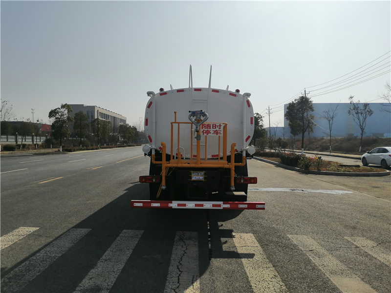 Caminhão de espalhamento de água Dongfeng montado na parte inferior D17 eixo traseiro duplo eixos 20 metros cúbicos caminhão de irrigação