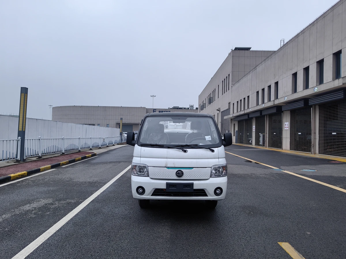Caminhão tanque de água elétrico de 4,5 toneladas - com uma bateria de 57,6 kWh montada no lado.