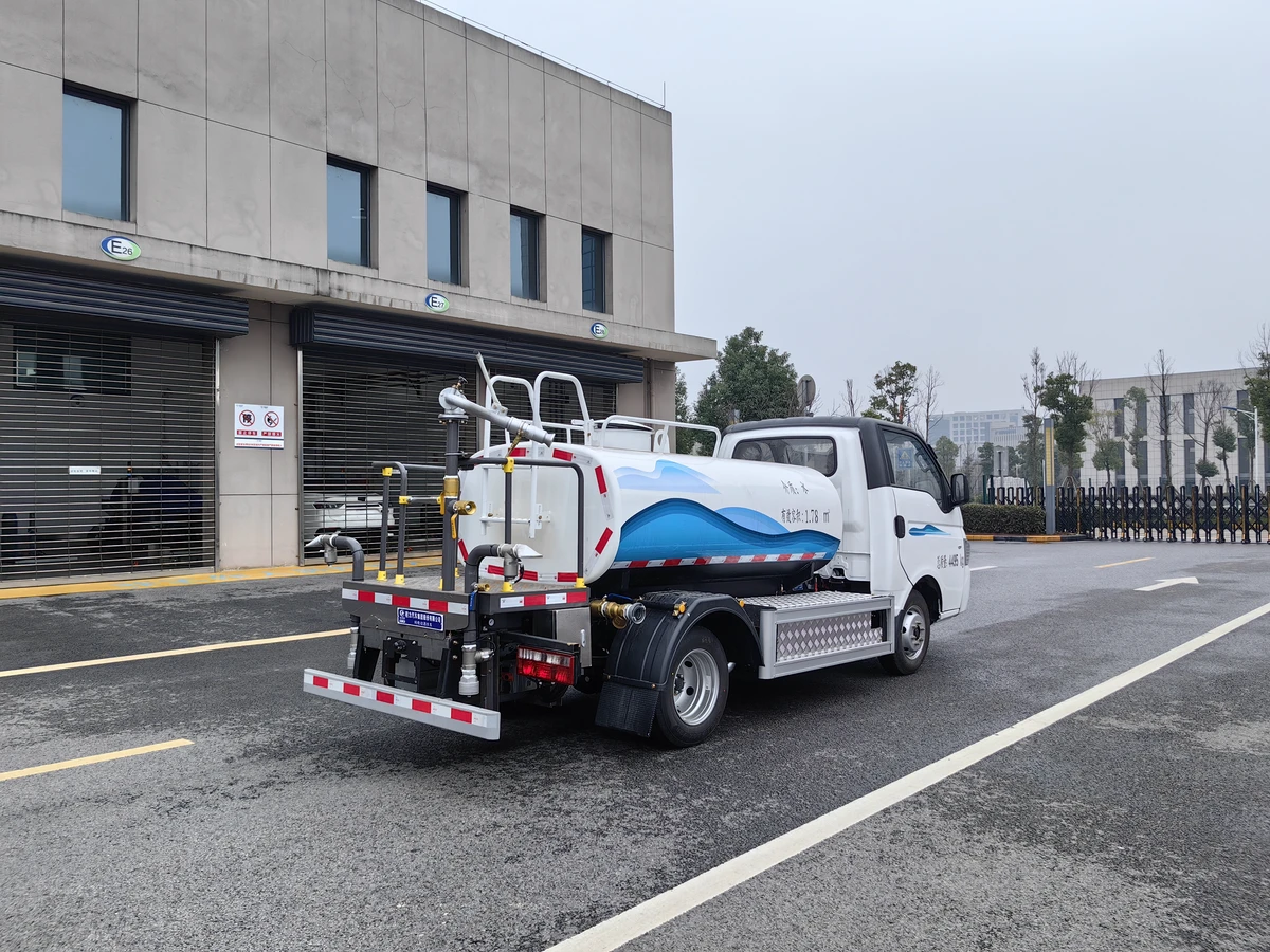 Caminhão tanque de água elétrico de 4,5 toneladas - com uma bateria de 57,6 kWh montada no lado.