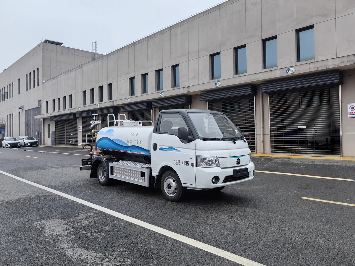 Caminhão tanque de água elétrico de 4,5 toneladas - com uma bateria de 57,6 kWh montada no lado.