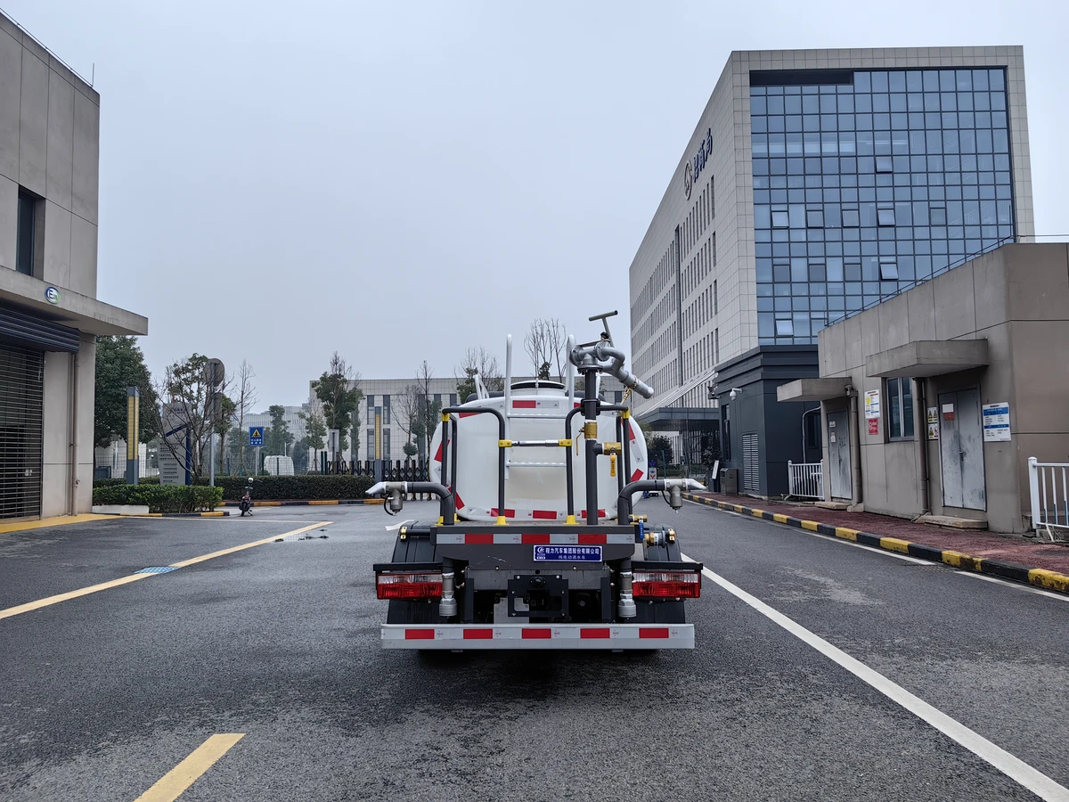 Caminhão tanque de água elétrico de 4,5 toneladas - com uma bateria de 57,6 kWh montada no lado.