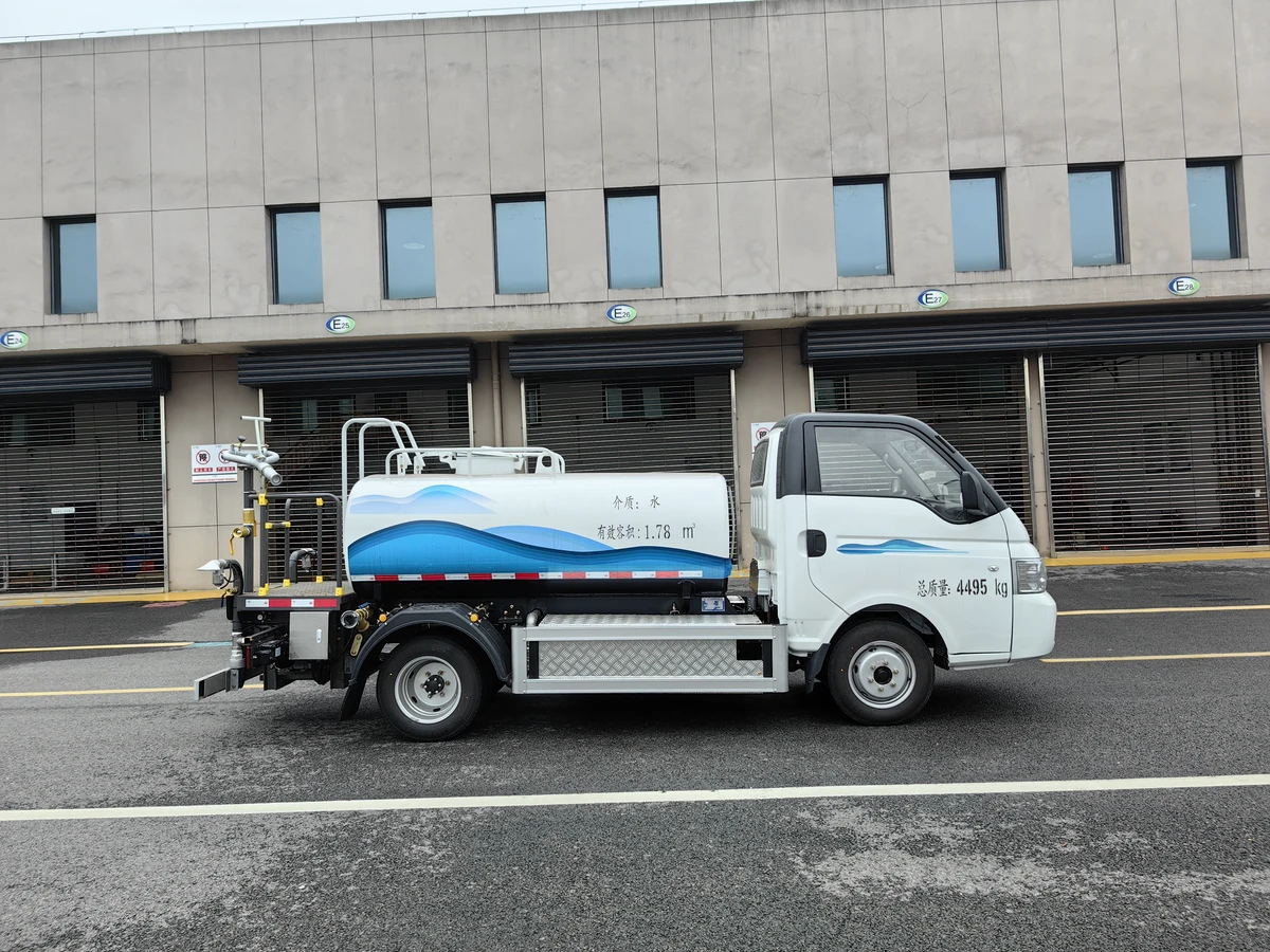 Caminhão tanque de água elétrico de 4,5 toneladas - com uma bateria de 57,6 kWh montada no lado.