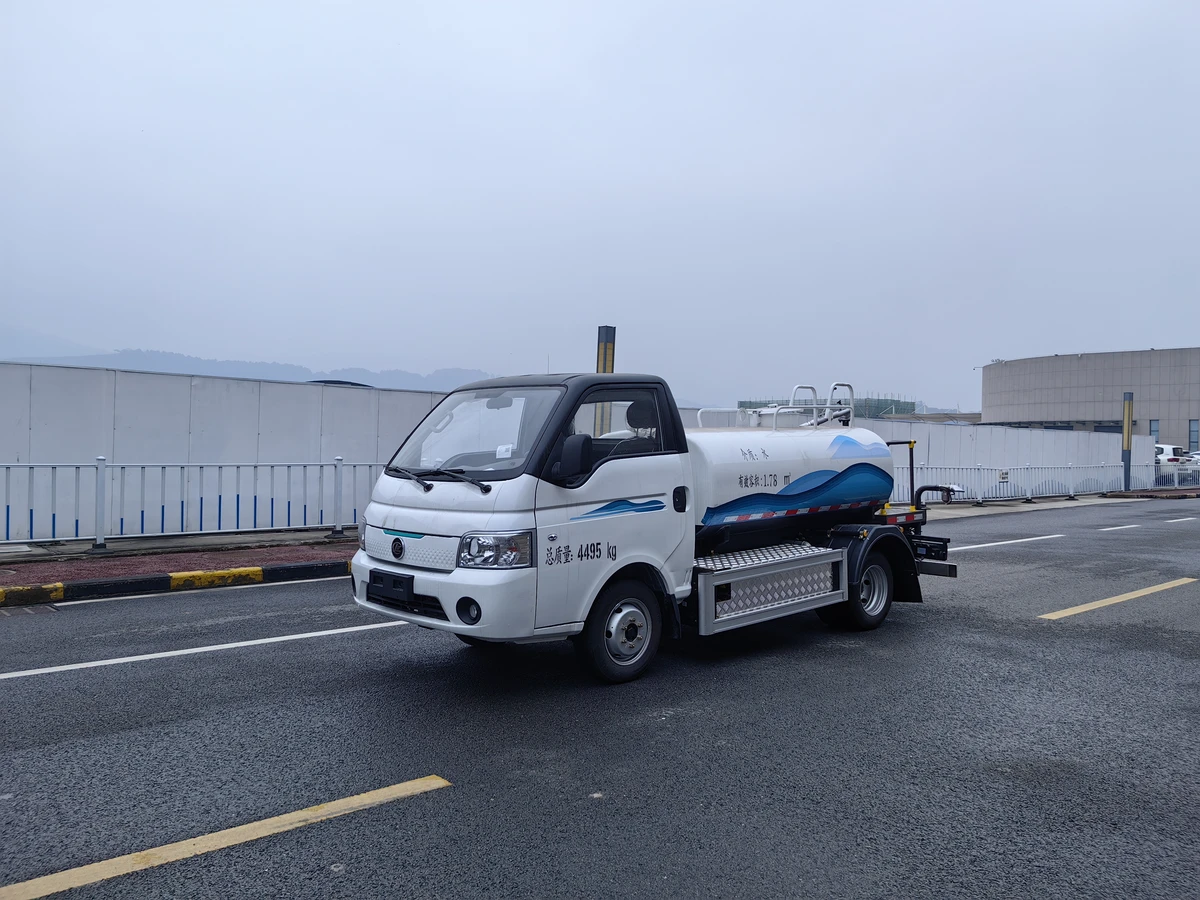 Caminhão tanque de água elétrico de 4,5 toneladas - com uma bateria de 57,6 kWh montada no lado.