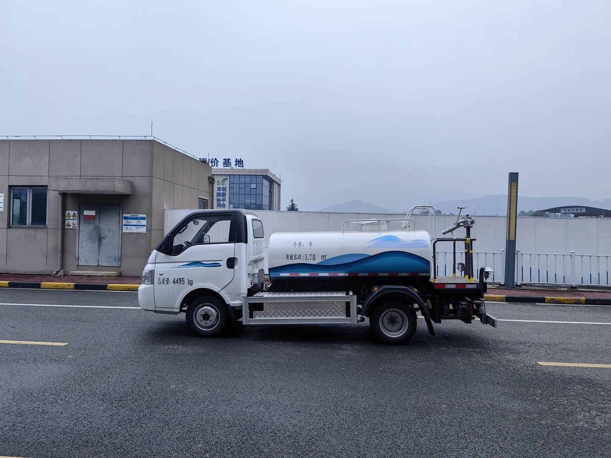 Caminhão tanque de água elétrico de 4,5 toneladas - com uma bateria de 57,6 kWh montada no lado.