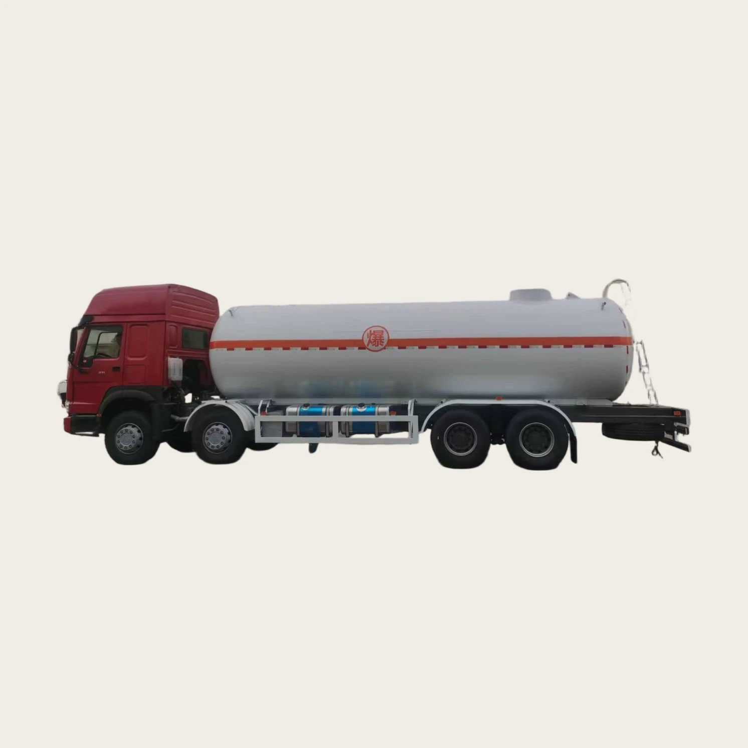 Venda Direta da Fábrica Chinesa - Haowo Novo Tanque Diesel Euro-padrão 8x4 com Capacidade de 37,5 Cubicos Metros