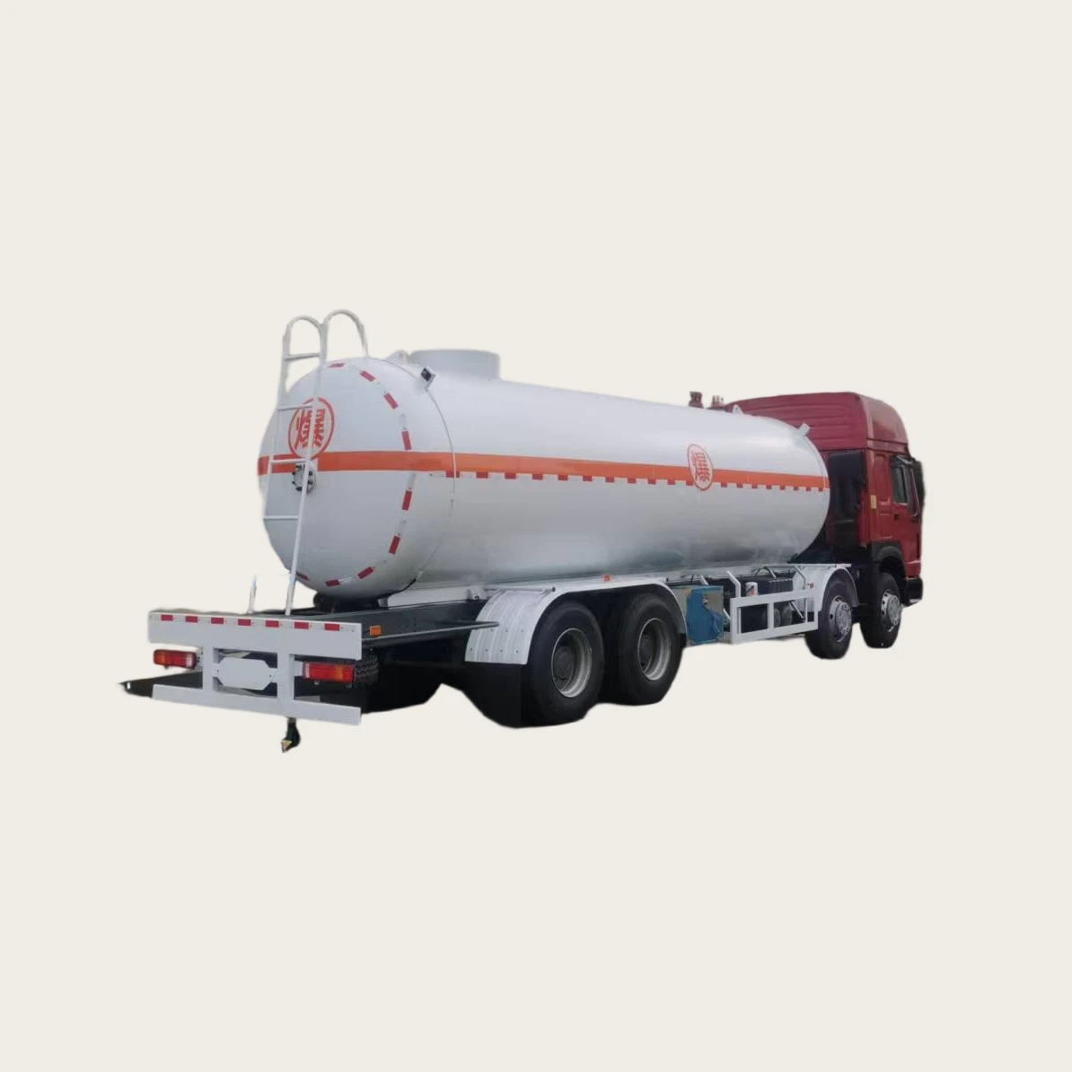 Venda Direta da Fábrica Chinesa - Haowo Novo Tanque Diesel Euro-padrão 8x4 com Capacidade de 37,5 Cubicos Metros